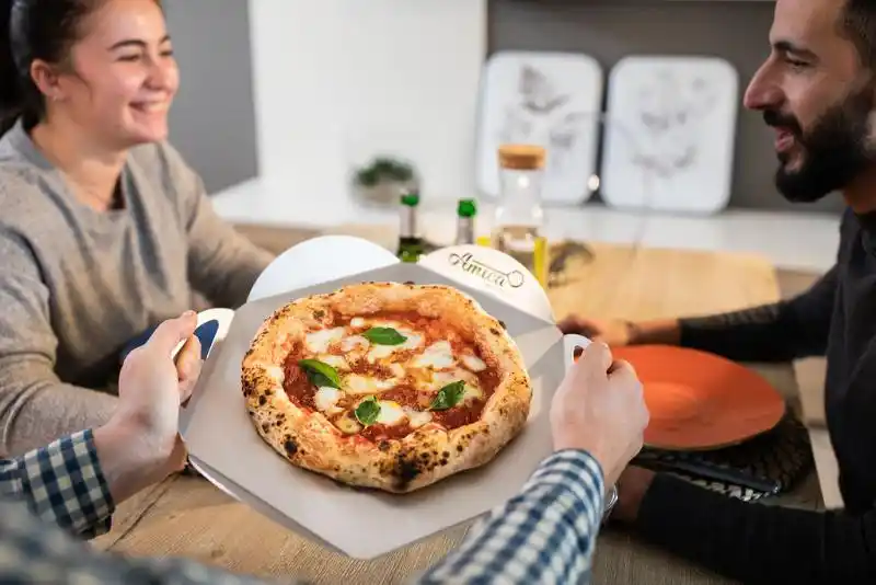 Set pentru pizza "A Casa Mia" cu paletă Amica, tavă și tăietor de pizza 