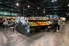 Наклонный стеллаж для овощей и фруктов на колёсах