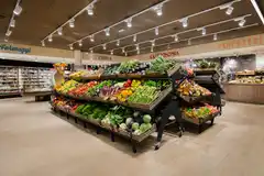 Наклонный стеллаж для овощей и фруктов на колёсах