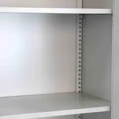 Металлический шкаф с двумя стеклянными дверцами для офисов и архивов