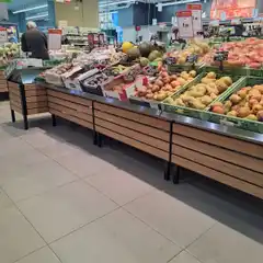 Торговые стеллажи с отделкой под дерево для фруктов и овощей