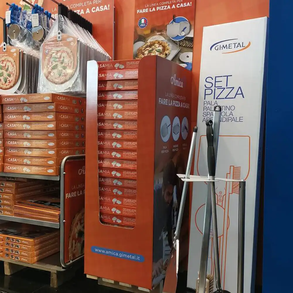 Островная стойка для демонстрации аксессуаров и инструментов для пиццы