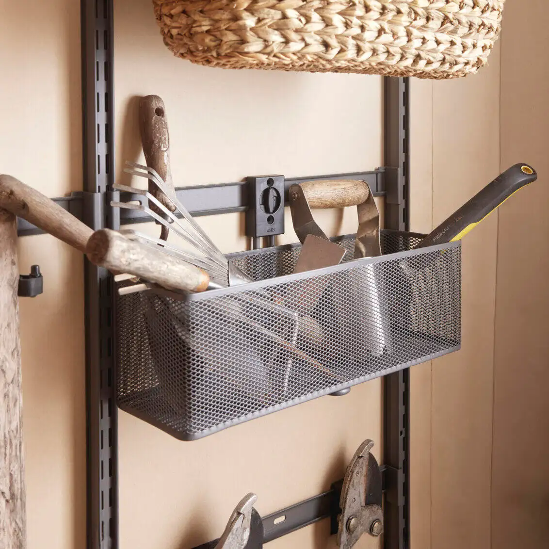 Решение для хранения садовых инструментов