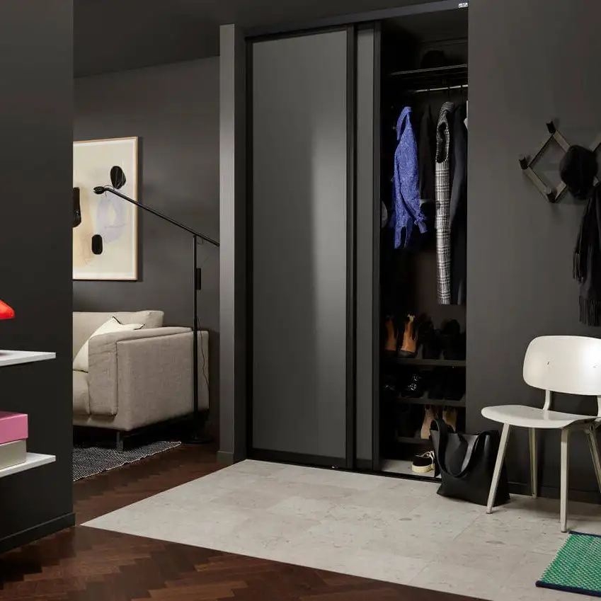 Решение для хранения в прихожей с раздвижными дверями