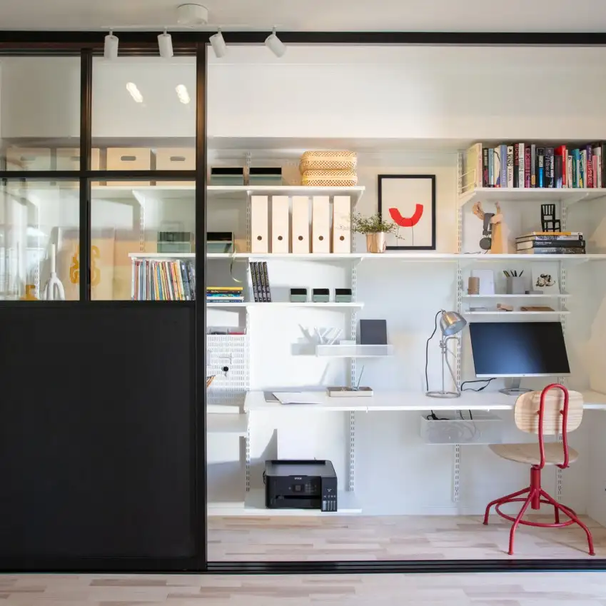 Домашний офис за раздвижными дверями