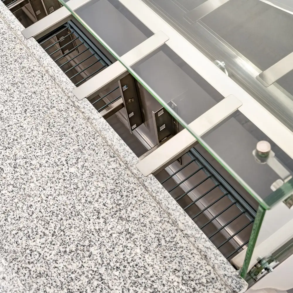 Стол холодильный3-дверный со стеклянной столешницей, V 402 л