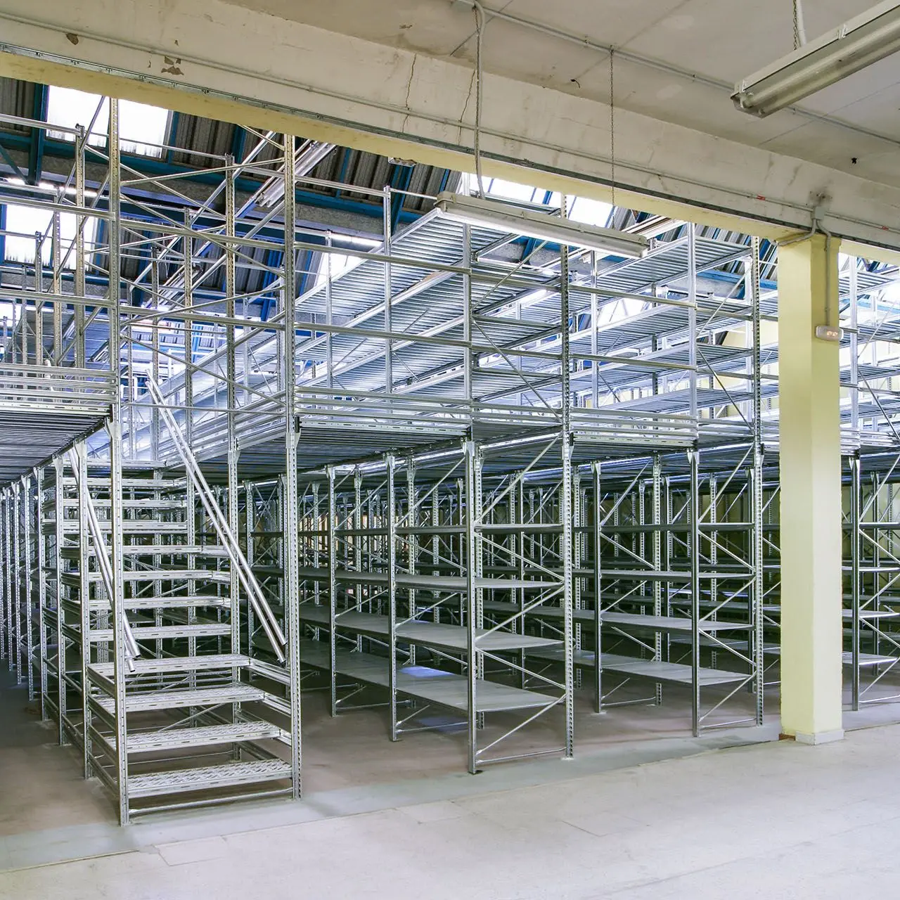 Профессиональная многоуровневая система хранения для складов Серия Walkways & Mezzanines