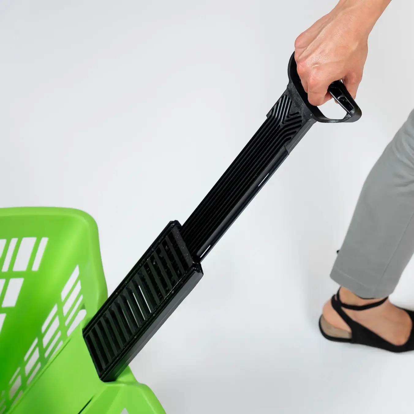 Покупательская корзина на колёсах 45 л с телескопической ручкой Plastimark Speesy — Светло-серая (RAL 7035)
