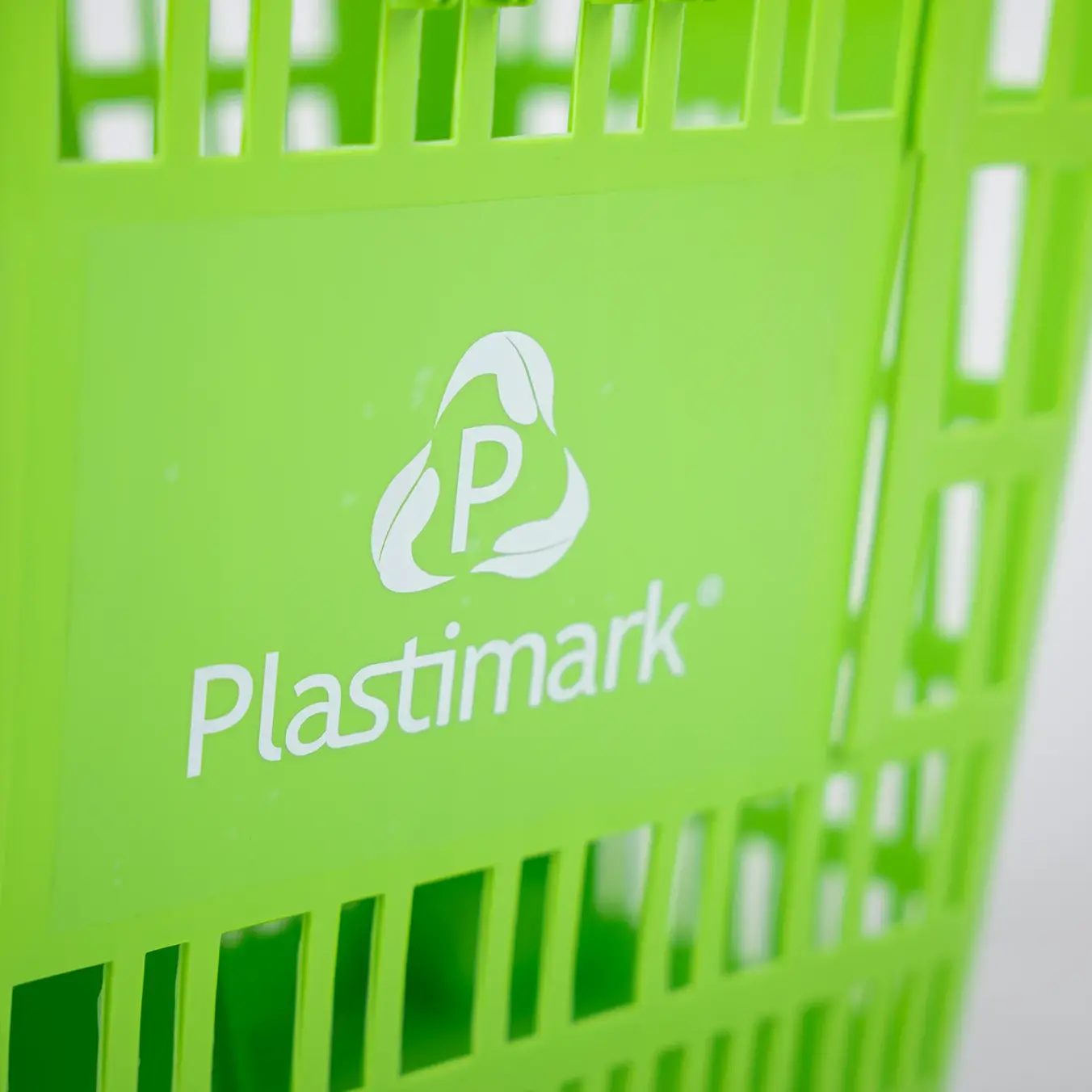 Покупательская корзина на колёсах 45 л с телескопической ручкой Plastimark Speesy — Светло-серая (RAL 7035)